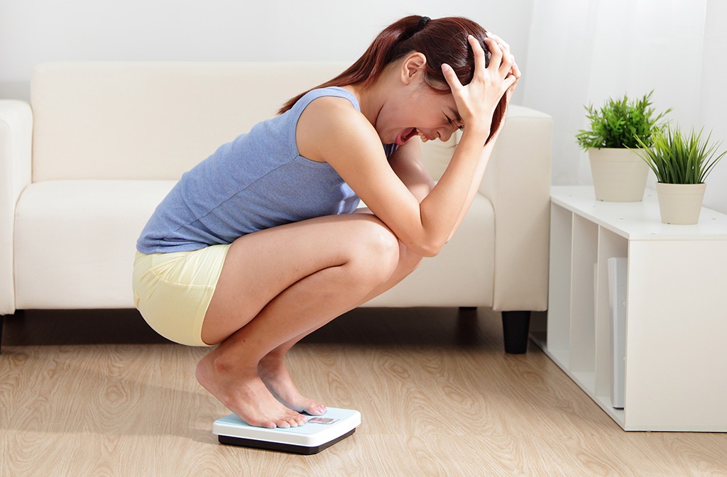 10 أسباب تؤدي إلى مشكلة ثبات الوزن