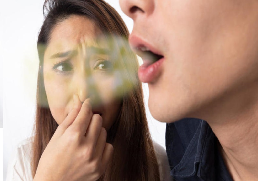 10 أشياء تسبب رائحة الفم الكريهة